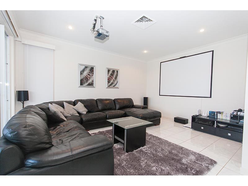11 Chevron Rise, Highland Park QLD 4211