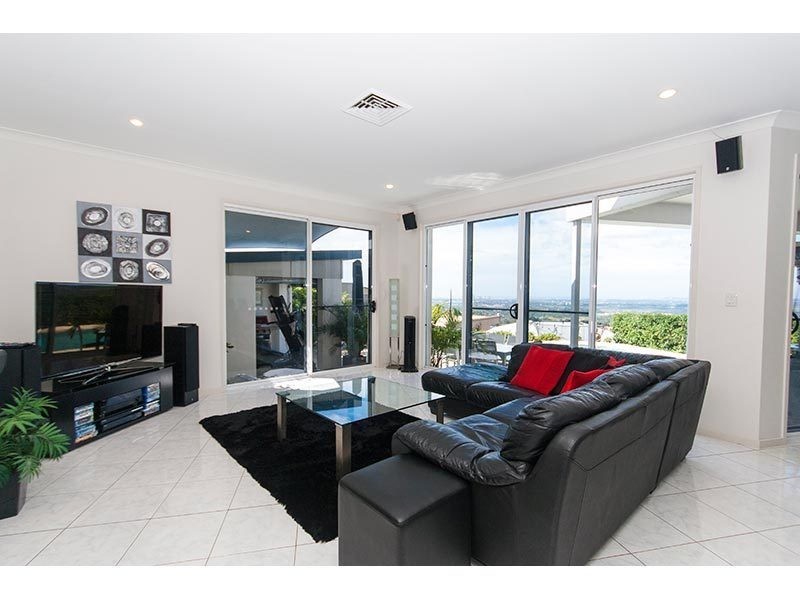 11 Chevron Rise, Highland Park QLD 4211