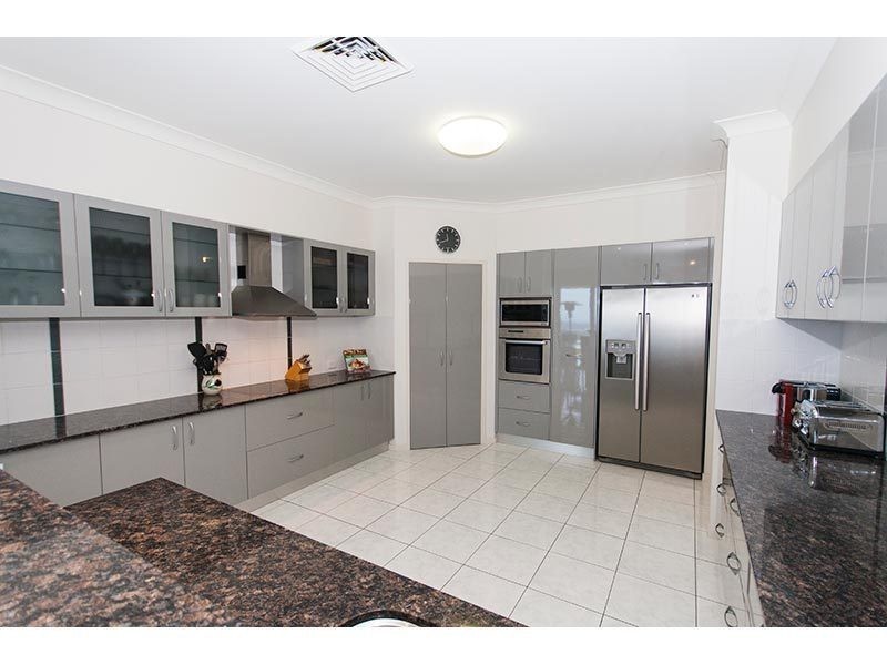 11 Chevron Rise, Highland Park QLD 4211
