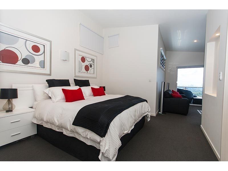 11 Chevron Rise, Highland Park QLD 4211