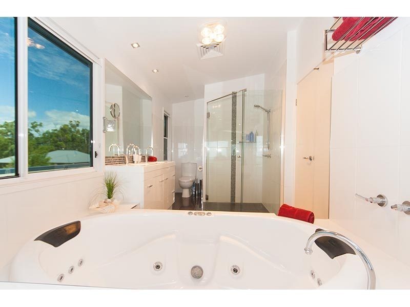 11 Chevron Rise, Highland Park QLD 4211