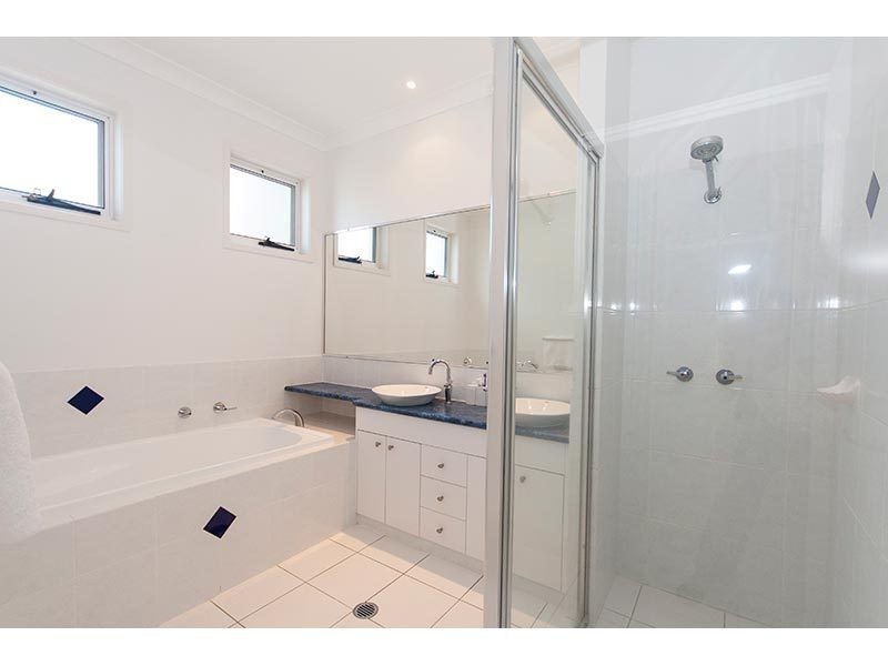 11 Chevron Rise, Highland Park QLD 4211