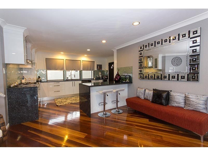 24 Trafalgar Street, Highland Park QLD 4211