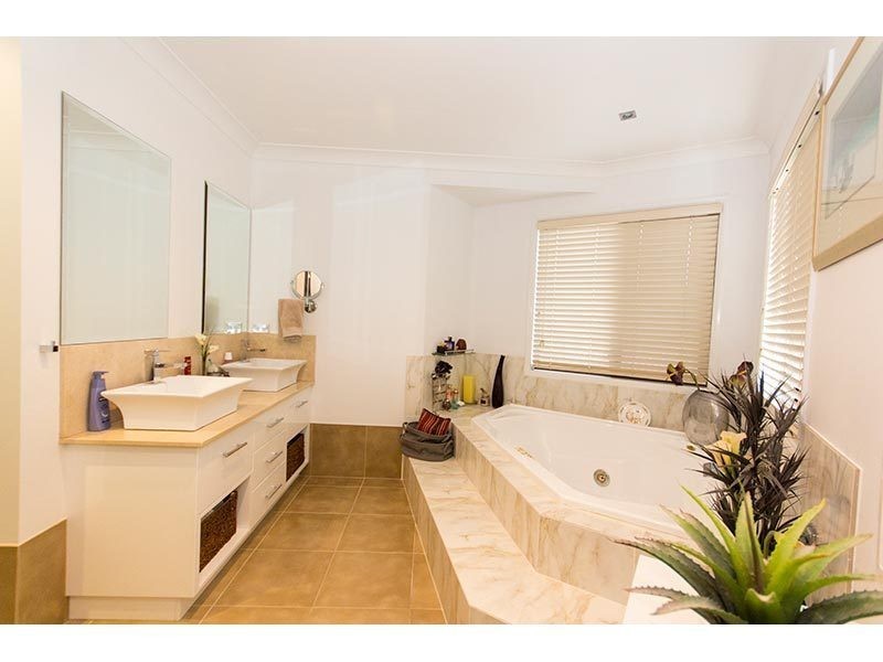 24 Trafalgar Street, Highland Park QLD 4211