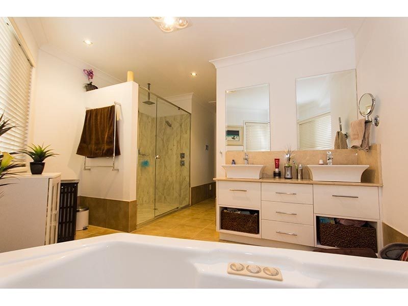 24 Trafalgar Street, Highland Park QLD 4211