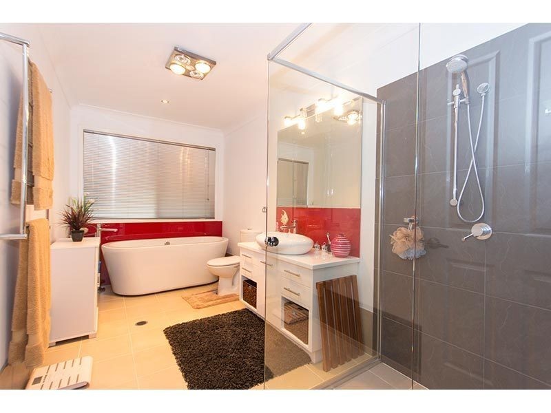 24 Trafalgar Street, Highland Park QLD 4211