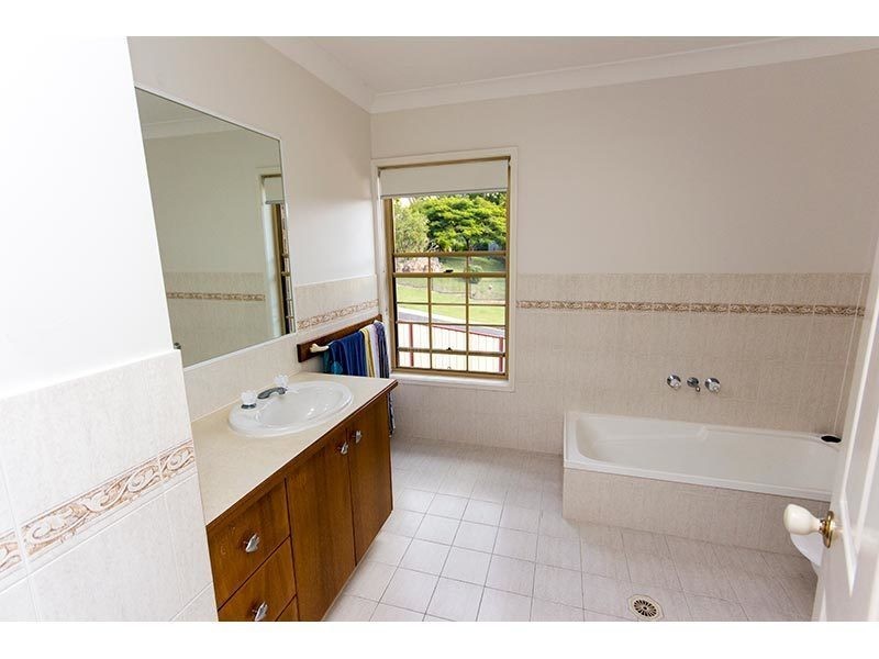 4 Bellavista Close, Highland Park QLD 4211