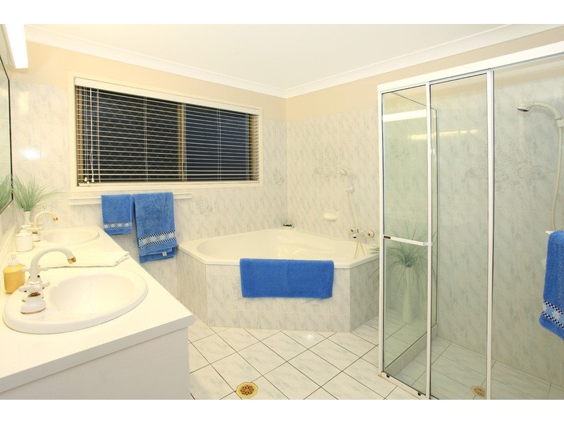4 Nairn Court, Highland Park QLD 4211