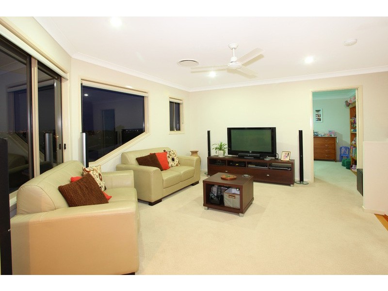 4 Nairn Court, Highland Park QLD 4211