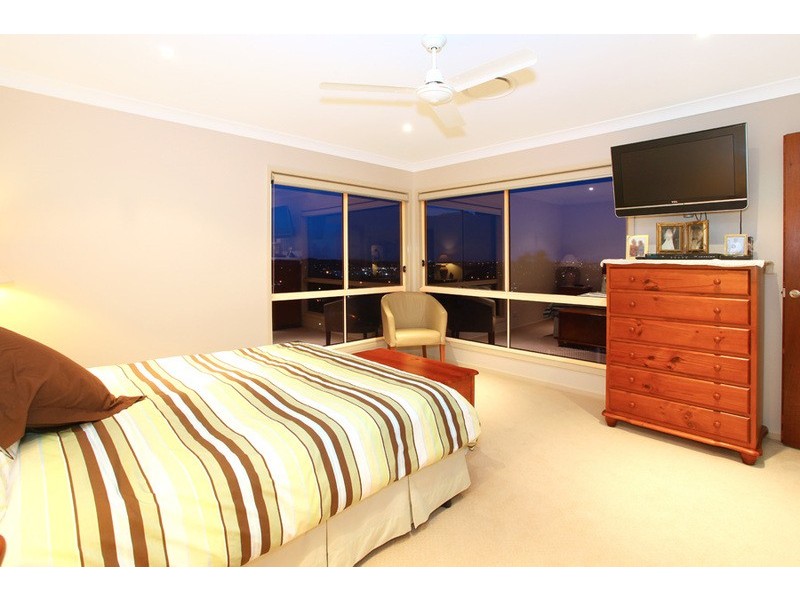 4 Nairn Court, Highland Park QLD 4211