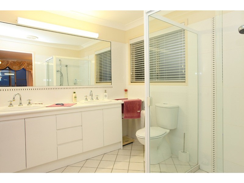 4 Nairn Court, Highland Park QLD 4211