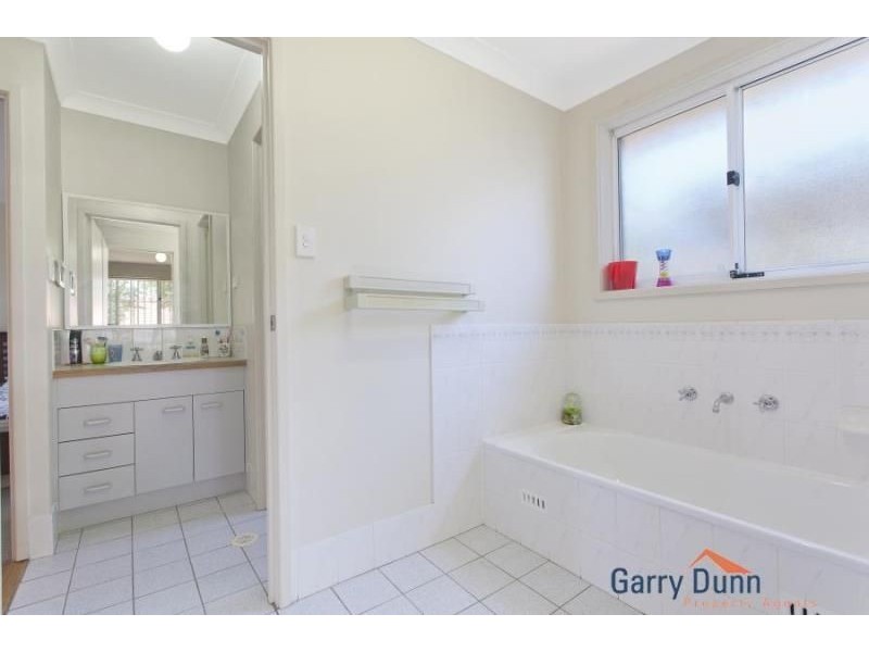 15 Castle Rock Court, Wattle Grove NSW 2173