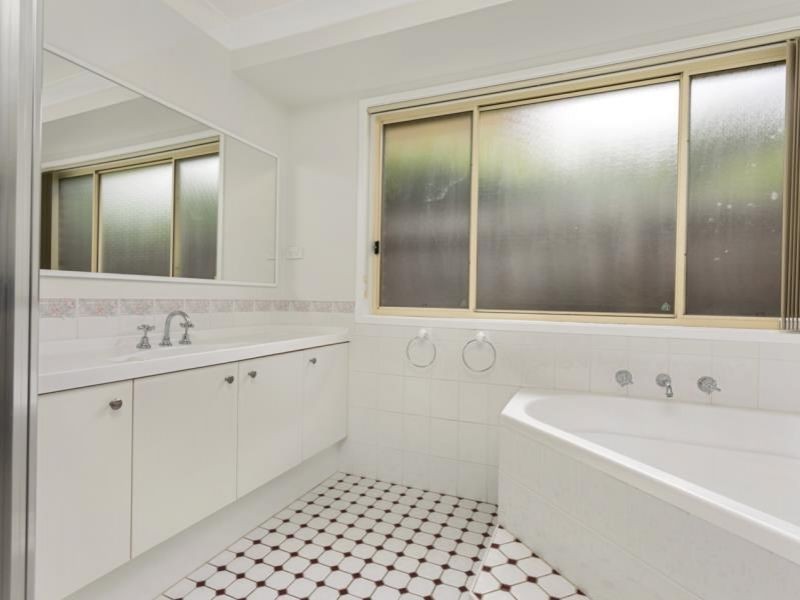 24 Castlerock Court, Wattle Grove NSW 2173