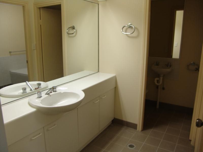 6/20 Continua Court, Wattle Grove NSW 2173