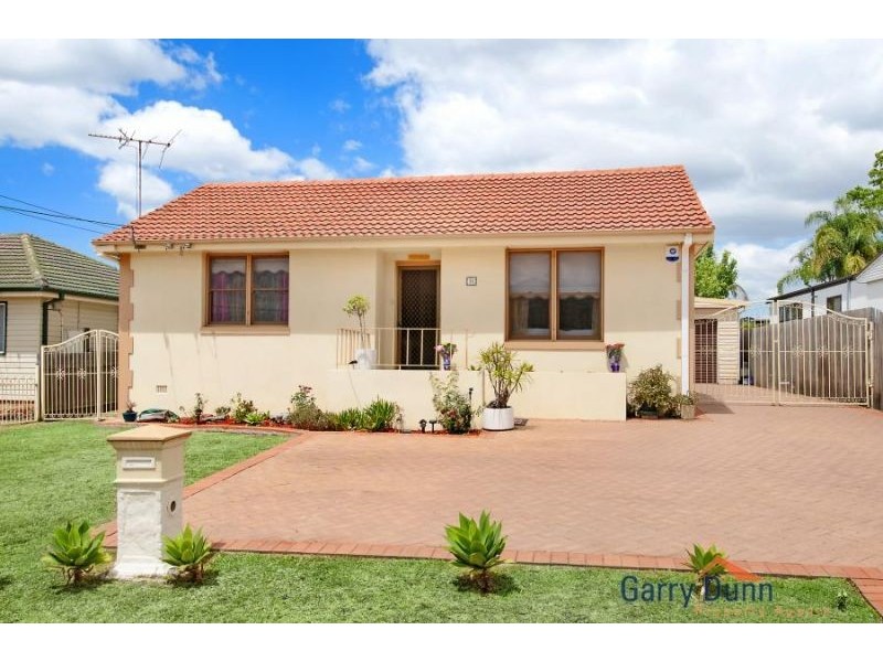 18 Dunrossil Ave, Casula NSW 2170