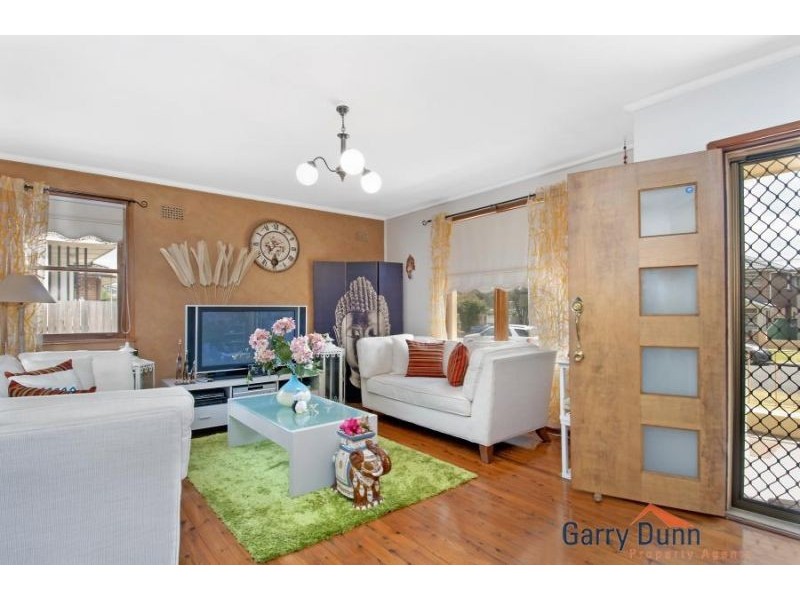 18 Dunrossil Ave, Casula NSW 2170