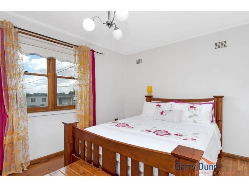 18 Dunrossil Ave, Casula NSW 2170