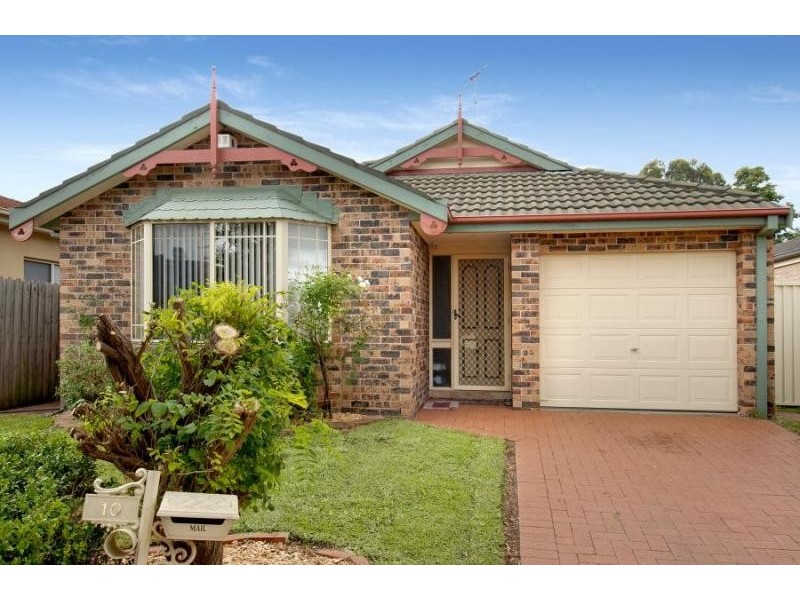 10 Collie Crt, Wattle Grove NSW 2173