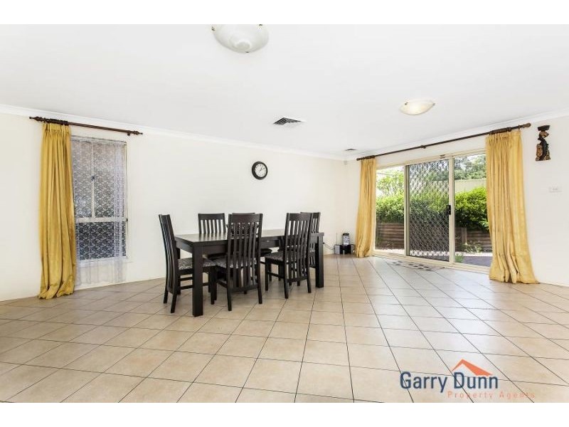 6 Whiteley Close, Casula NSW 2170