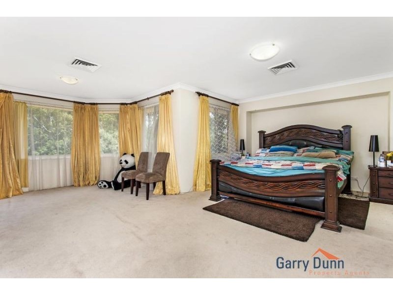 6 Whiteley Close, Casula NSW 2170