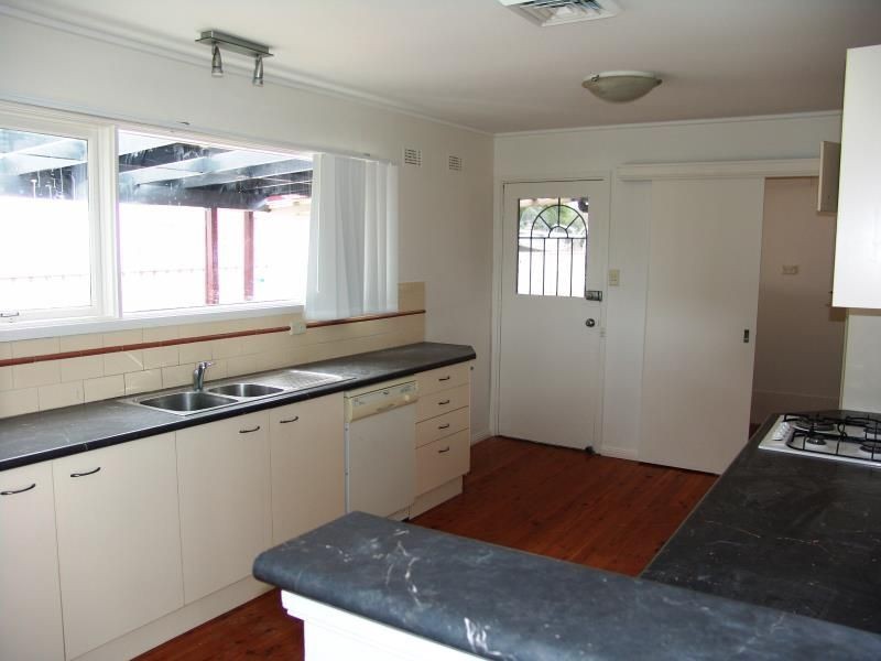 33 Birdwood Avenue, Wattle Grove NSW 2173