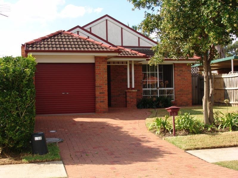 15 Castlerock Court, Wattle Grove NSW 2173