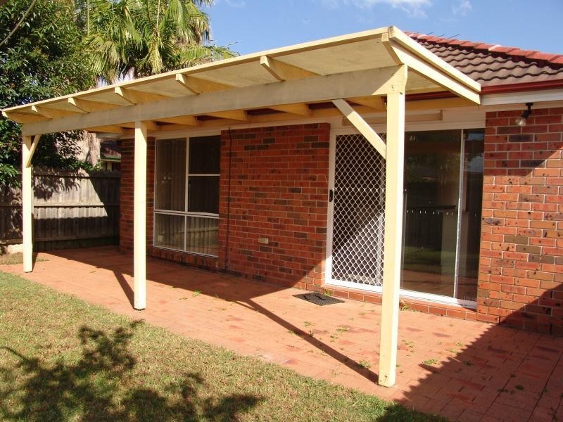 15 Castlerock Court, Wattle Grove NSW 2173