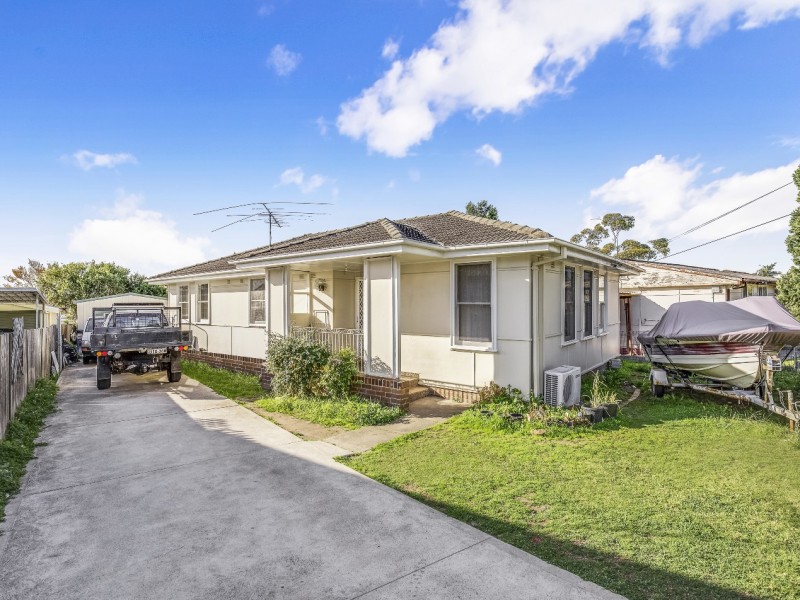 11 Dunrossil Ave, Casula NSW 2170