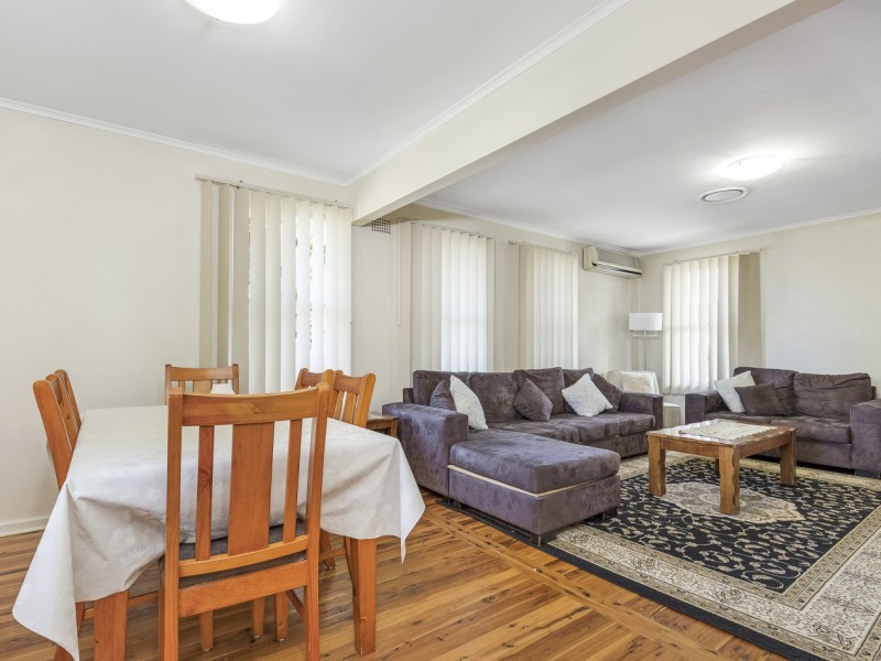 11 Dunrossil Ave, Casula NSW 2170