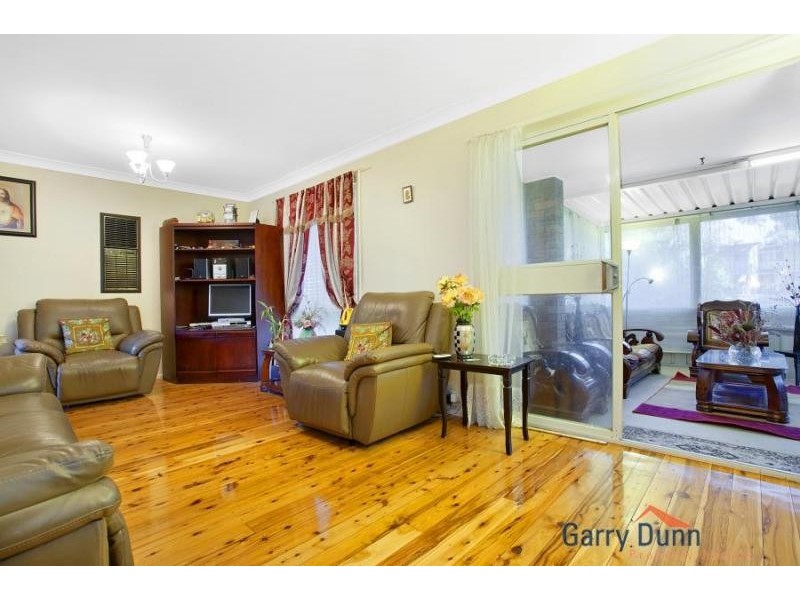 16 Hazel Pl, Ingleburn NSW 2565