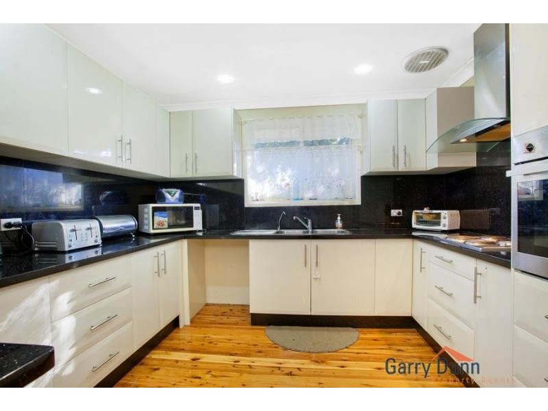 16 Hazel Pl, Ingleburn NSW 2565