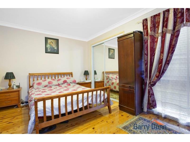 16 Hazel Pl, Ingleburn NSW 2565