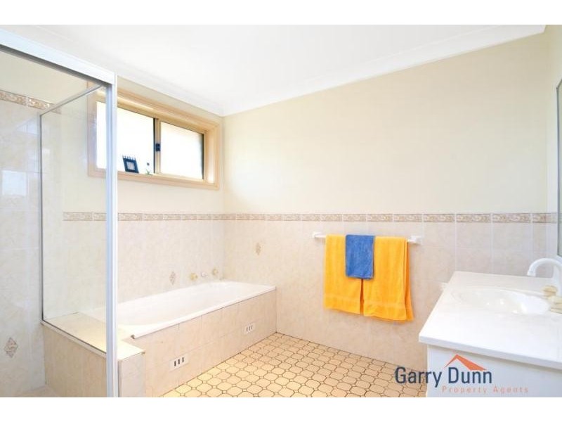19 White Cliffs Avenue, Hoxton Park NSW 2171
