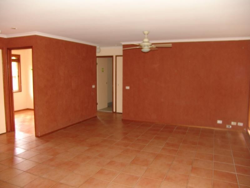 1 Larbert Place, Prestons NSW 2170