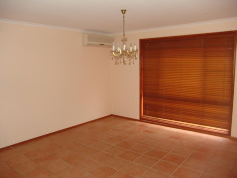 1 Larbert Place, Prestons NSW 2170