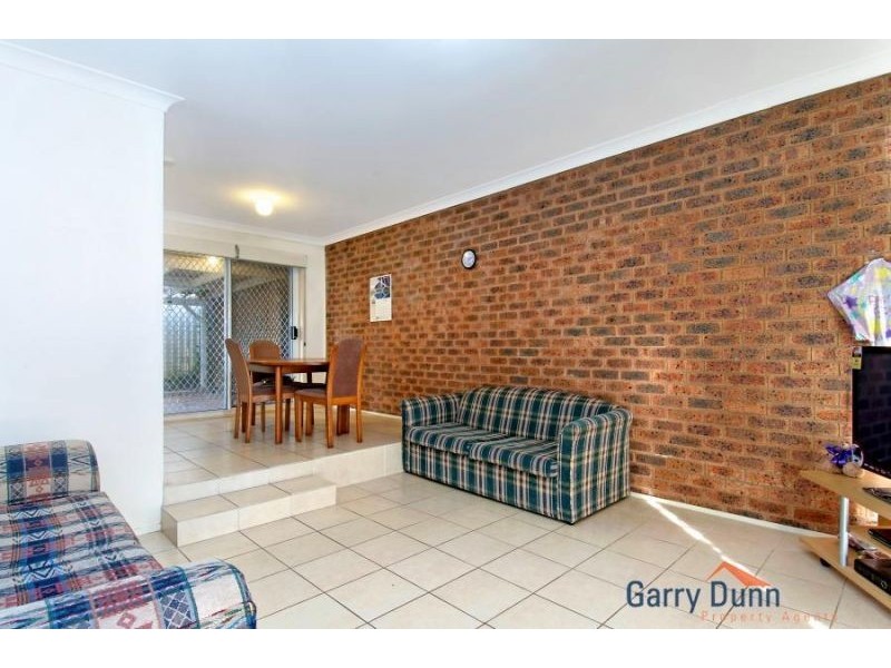 18/4 Jacquinot Pl, Glenfield NSW 2167