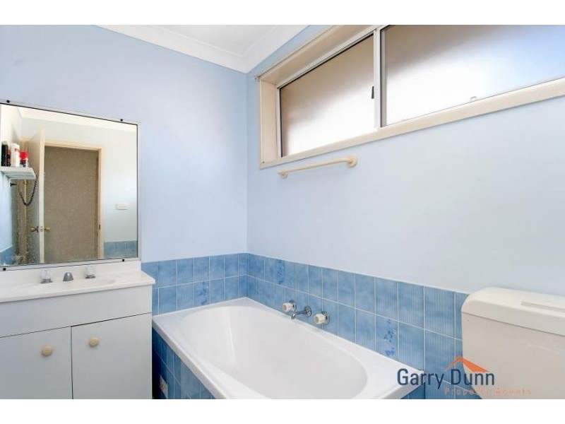 18/4 Jacquinot Pl, Glenfield NSW 2167