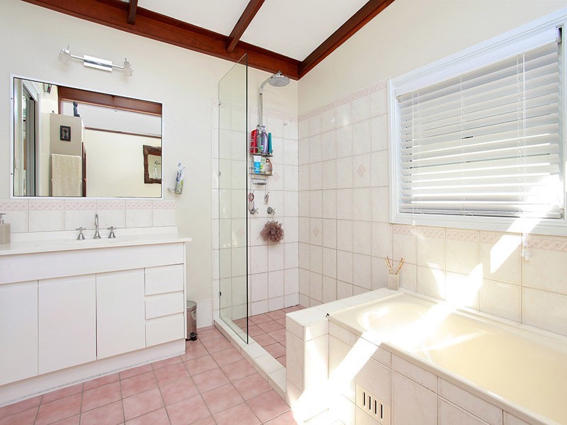 15 Swan Street, Marks Point NSW 2280