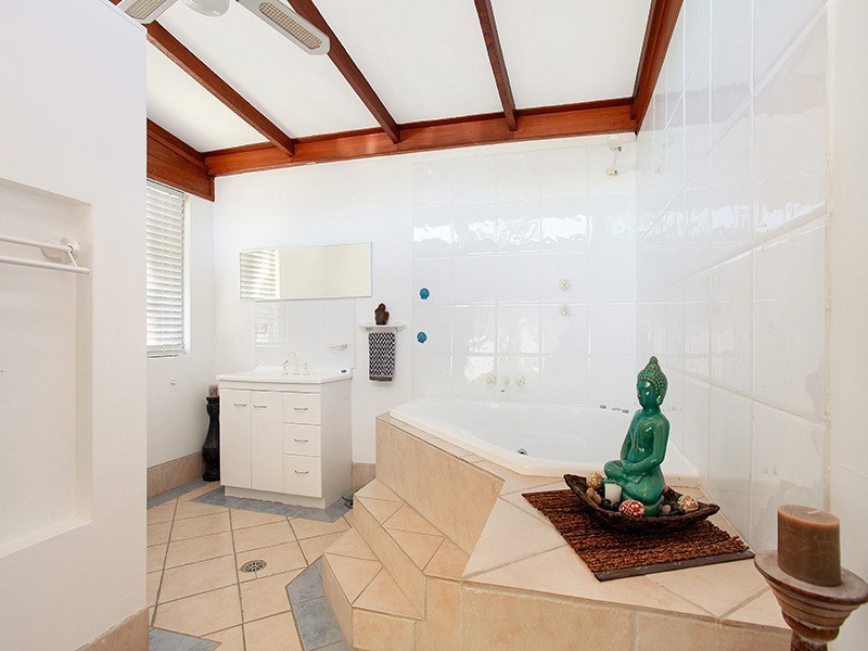 15 Swan Street, Marks Point NSW 2280