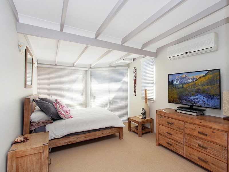 15 Swan Street, Marks Point NSW 2280