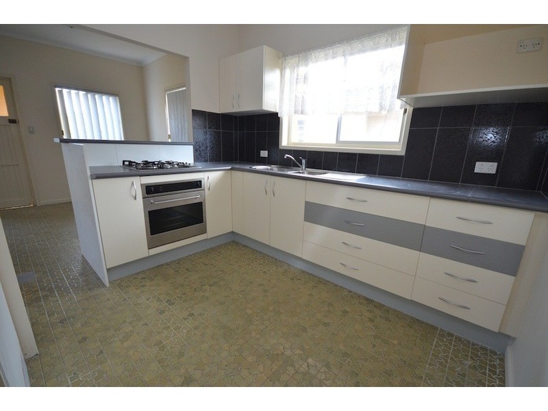 13 Captain St, Holland Park West QLD 4121