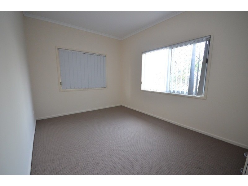 13 Captain St, Holland Park West QLD 4121