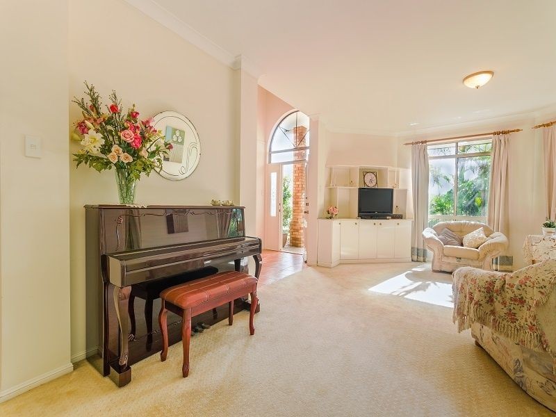 2 Engelmann Close, Carindale QLD 4152