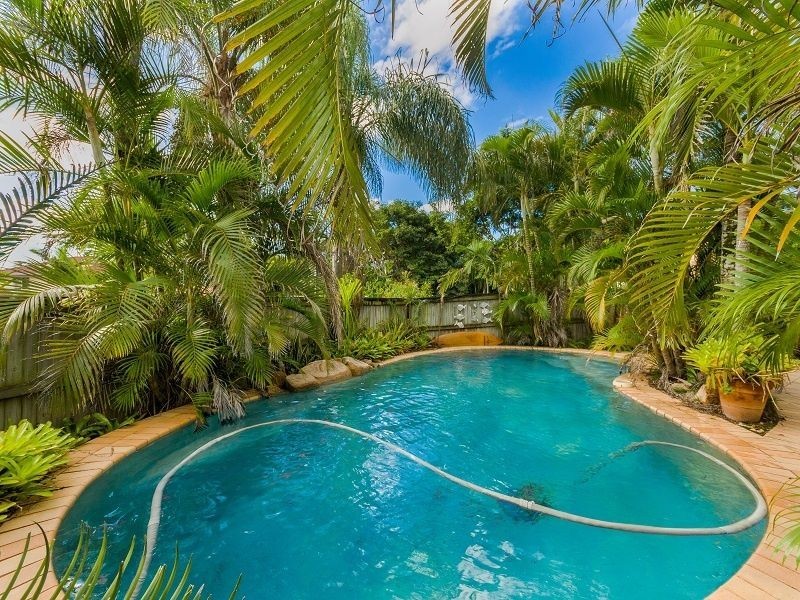2 Engelmann Close, Carindale QLD 4152