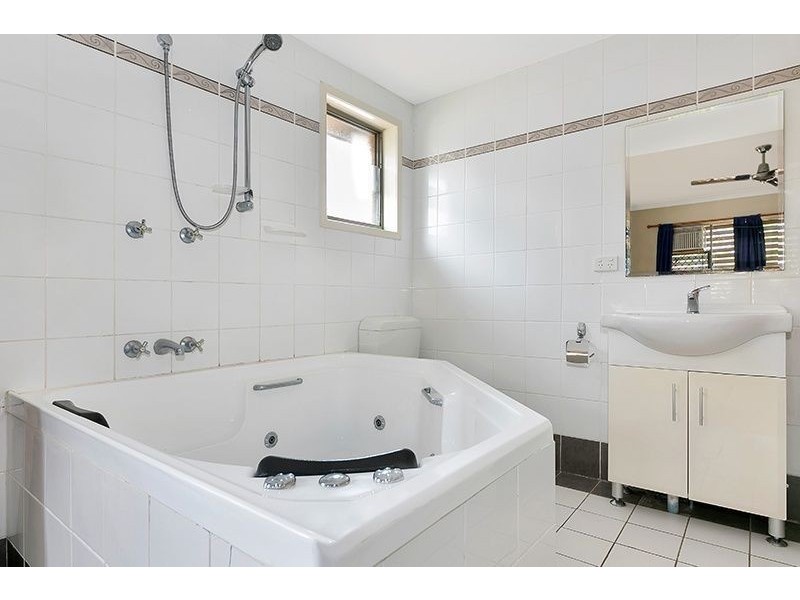 38 Dirkala St, Mansfield QLD 4122