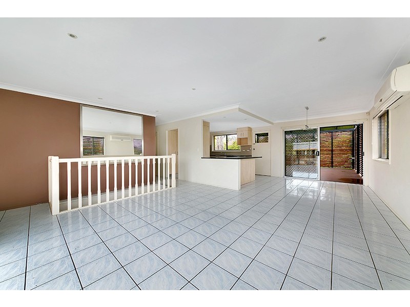 38 Dirkala Street, Mansfield QLD 4122