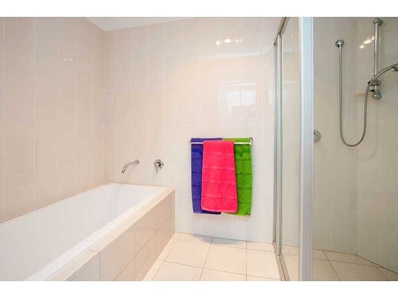 1/16 Long Island Drive, Windaroo QLD 4207