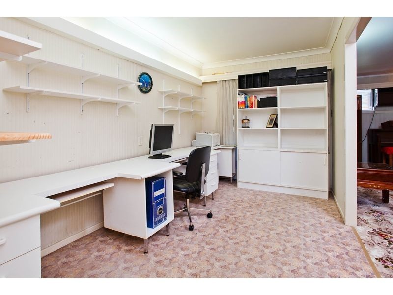 16 Laver St, Macgregor QLD 4109