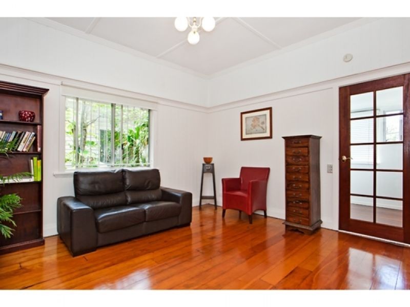 7 Gower St, Holland Park West QLD 4121