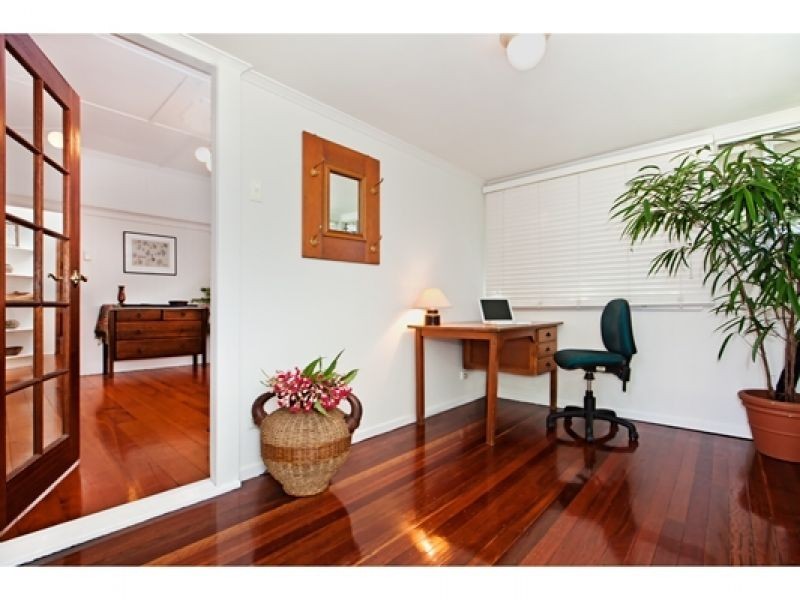 7 Gower St, Holland Park West QLD 4121